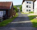 Bild: mmj
Das nicht asphaltierte Teilstück der Ortsstraße “Lindenweg”. Anwohner fordern zumindest eine Aufschotterung der Fahrbahn, um den Lärmpegel bei Durchfahrten zu senken.