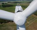 Archivbild: Jan Woitas/dpa
Windkraftanlagen der neuen Generation erreichen Gesamthöhen bis zu 270 Meter. Sie erzielen dadurch eine höhere Leistung als die früher üblichen niedrigeren Windräder. Für den Windpark Pilgramshof hat Ortsheimatpfleger Walter Schraml ausgerechnet, dass bei dem am nächsten an Fichtenhof gelegenen Windradstandort die 270 Meter hohe Anlage den nahen Zanzelberg um fast 240 Meter überragen würde.
