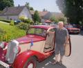 Bild: fvo
Stolz präsentiert der Waldthurner Albert Lindner seinen Mercedes 170. Der Oldtimer und sein Fahrer sind bei der tschechischen "25. Sascha-Kolowrat-Fahrt" mit dabei.