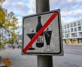 Symbolbild: Patrick Pleul/dpa
Die Stadt Pilsen hat das Alkoholverbot auf 30 weitere Bereiche ausgeweitet.