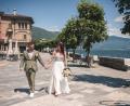 Bild: Malara Fotographia
Dominik und Katharina schlendern glückselig nach der Vermählung am Ufer entlang.