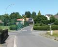 Bild: Bernhard Piegsa
Eine abknickende Vorfahrt an der Kreuzung Reichwein-/Schinnerstraße für den Verkehr von der Bahnhofstraße (von links) zur Wollauer Straße (Hintergrund) sei für die Zeit der Bahnhofstraßensperrung nicht wünschenswert, meinte Bürgermeister Stangl: In diesem Fall müsste hier "Tempo 50" freigegeben werden.