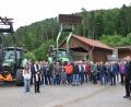 Bild: bö
Viele Hohenburger waren zum Tag der Offenen Tür in den Bauhof gekommen, um bei einem Rundgang und der Segnung des neuen Kommunaltraktors und der PV-Anlage durch Pfarrer Hans-Jürgen Zeitler dabei zu sein. Rechts Bürgermeister Florian Junkes.