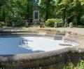 Bild: Petra Hartl
Ebbe im Brunnen beim Max-Denkmal in Amberg. Weil ein Bauteil für den Trockenlaufschutz fehlt, ist der Brunnen derzeit außer Betrieb.