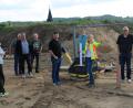 Bild: prh
Über den Stand der Erschließungsarbeiten ließen sich die Mitglieder des Bau- und Umweltausschusses im Baugebiet "Schloßleite" in Wildenau von Johanna Plödt, Mitarbeiterin im Bauamt, informieren.