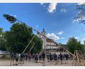 Bild: Felix Schäffer/Freilandmuseum Oberpfalz/exb
In Perschen wird der Kirwabaum mit Muskelkraft aufgestellt.