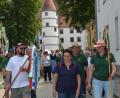 Bild: dob
Gemeinsam mit ihren Wimpeln erwanderten die OWV-Mitstreiter die Stadt. Stadtführerin Angela Bodensteiner führte die Gruppe zu wichtigen Sehenswürdigkeiten.