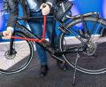 Symbolbild: Moritz Frankenberg/dpa
Auch in der Garage daheim sollte man sein Fahrrad abschließen – aber mit einem guten Schloss. Ein minderwertiges Exemplar kann leicht aufgezwickt werden, wie hier ein Präventions-Experte zeigt.