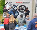 Bild: whü
Der Vorsitzender MSC Frankenpfalz Johannes Buchbinder (links) und Dirk Manderbach (rechts) im Wheelie-Simulator.