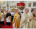 Bild: mab
Der feierliche Einzug beim Pontifikalamt mit dem Augsburger Bischof Bertram Meier in der vollbesetzten Miesbergkirche.