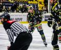 Bild: Philipp Schmitz/exb
Manuel Edfelder (Mitte) wurde am Mittwoch als Neuzugang der Blue Devils Weiden präsentiert. Der Verteidiger wechselt von den Tölzer Löwen aus der Oberliga in die Oberpfalz.