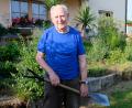 Bild: Robert Dotzauer 
Jubilar Hans Diepold bleibt mit Blick auf seine 85 Lenze bescheiden und gelassen. "Ich war ein Rädchen in einem gelingenden Gemeinschaftswerk", beteuert der "Feuerwehr-Hans". Zum Rentner-Dasein des Selbstversorgers gehört unter anderem die sorgfältige Pflege des Hausgartens.