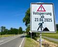 Bild: Gabi Schönberger
Das Schild kündigt die Vollsperrung eines 2,2 Kilometer langen Abschnitts der B 22 ab Altenstadt/WN bereits an. Ab Montag, 23. Juni, bis voraussichtlich November ist dieser Bereich für den Verkehr gesperrt.