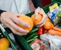 Symbolbild: Uwe Anspach / dpa
Immer mehr Senioren müssen Lebensmittel bei der Tafel einkaufen, weil das Geld für Einkäufe im Supermarkt nicht ausreicht – auch in Weiden. Christa Dietl, die nicht im Foto gezeigt werden möchte, musste sich lange überwinden, bevor sie zur Tafel-Kundin wurde.
