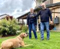 Bild: Gabi Schönberger
Seit acht Jahren betreiben Sabine und Bernd Wilke eine Hundepension. Ihr Hund Peanut ist immer mit dabei.