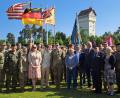 Bild: US-Armee, Public Affairs
(Im Bild, 1. Reihe von links:) Feldwebel d.R. Hans Rötzer, OTL d.R. Werner Gebhard, Command Sergeant Major (CSM) Jason Towns (16. SB), OTL d.R. Norbert Bücherl, LtCol Michelle Updike, Mary, Robert und LtCol Nicholas Gauvin, Heinz Schmidt, Dr. Dario Vidojković , Bürgermeister Uwe König, BSB-Bezirksvorsitzender Horst Embacher, Brigadekommandeur Col Matthew Alexander, Heidi und Gerhard Lindthaler, CSM Douglas Glover (18. CSSB).