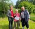 Bild: Linda Schwab
Zweiter Bürgermeister Josef Weinfurtner (v.l.), Frieda und Dieter Kreysler in ihrem Garten in Rieden.