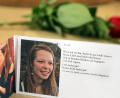 Archivbild: Wolfgang Steinbacher
Mit Fotos und einem Ringelnatz-Gedicht hatten sich Angehörige und Freunde von Sophia Lösche im Sommer 2018 bei einer bewegenden Trauerfeier von der ermordeten Studentin verabschiedet. Wegen eines Facebook-Posts eines AfD-Abgeordneten aus Baden-Württemberg hat Sophia Lösches Bruder Andreas jetzt den Politiker angezeigt, wirft ihm vor, das Andenken an seine Schwester zu verunglimpfen.