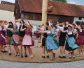 Bild: u
Traditioneller Höhepunkt der Krickelsdorfer Kirwa war das Austanzen des Kirwabaumes durch die 18 Kirwapaare.