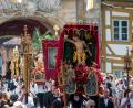 Bild: Daniel Vogl/dpa
An Fronleichnam zeigt die katholische Kirche vielerorts Prunk und Pracht.