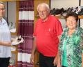 Bild: Thomas Dobler 
In Schwarzenfeld wird das Schuhhaus Eichmann bereits in der dritten Generation betrieben. Inhaberin Andrea Ritschel (links) und ihre Eltern Georg und Marianne Eichmann haben das Geschäft in die Moderne geführt.