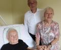 Bild: mrr
Josef (links) und Franziska Schön sind seit 60 Jahren verheiratet. Dazu gratulierte ihnen Riedens Bürgermeister Erwin Geitner.