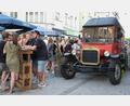 Archivbild: Hirsch
Ein nostalgischer Getränkewagen war beim Bürgerfest vor zwei Jahren ein Hingucker in der Friedrich-Ebert-Straße.