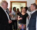 Bild: ubb
Zweiter Bürgermeister Peter Gold überreichte dem Jubilar Joseph Ott (vorne v. li.) zum 90. Geburtstag einen großen Geschenkkorb und überbrachte die Glückwünsche der Stadt Tirschenreuth.