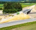 Bild: Wolfgang Erhart
Die Erdarbeiten für die An- und Abfahrten zur Bahnüberführung an der Staatsstraße 2177 sind voll im Gange. Ab Montag wird die Straße komplett gesperrt und der Verlauf der Straßenführung der Planung angepasst. Die Bauphase wird bis in den Herbst 2025 andauern.