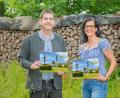 Bild: Hans Walter
Stellten gemeinsam die neue Postkarte vor: Arno Stahl und Tanja Steinkohl vom Festausschuss.