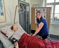 Bild: lnz
Natalie Hecht absolviert eine Teilzeitausbildung zur Pflegefachfrau. Das Bild zeigt sie an einem Bett mit einer Pflegepuppe in den Räumen der Berufsfachschule für Pflege am BBZ in Erbendorf.