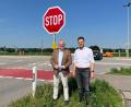 Bild: Andreas Hofmeister/Stadt Schwandorf
Oberbürgermeister Andreas Feller (links) machte sich gemeinsam mit Stefan 
Schamberger (Leiter Amt für Sicherheit, Ordnung und Personal) vor Ort ein Bild von den 
zusätzlichen Maßnahmen an der Unfallkreuzung.