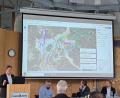 Archivbild: Udo Bartsch/fph
Landschaftsarchitekt Stefan Weidenhammer (links) stellte dem Kreistag im September 2024 das Besucherlenkungskonzept für den Ochsenkopfgipfel vor. Die Pläne werden umgesetzt – trotz Sparkurs beim Landkreis.
