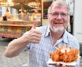 Bild: Petra Hartl
Diesem Herren hier schmeckte das Essen am Altstadtfest in Amberg 2024 sichtlich. Er findet bestimmt auch heuer wieder den für ihn richtigen Leckerbissen.
