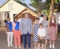 Bild: fvo
Monika Kuhn (Vorne Mitte) feiert ihren 80. Geburtstag - mit dabei Gratulanten und ihre Familie mit Tochter Barbara (Zweite von rechts) und Bürgermeister Josef Beimler, die ebenfalls jeweils ihren Geburtstag feiern.