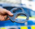 Symbolbild: David Inderlied/dpa
Auf frischer Tat ertappte die Polizei in Wernberg-Köblitz einen Jugendlichen, der einen Verkaufsautomaten "ausgeräumt" hatte.