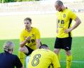 Bild: ref
Mario Zitzmann (knieend), rechts daneben Friedrich Lieder: Das Spielertrainerduo des FC Amberg war am Ende beim 3:1-Testspielsieg gegen den SV Raigering mit den Leistungen seiner Spieler zufrieden.