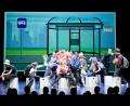 Archivbild: Peter Ringeisen
In dieser Szene aus der Auftaktveranstaltung der Amberger Schultheatertage im Februar deutet sich eine mögliche Fortsetzung im Spiel an: Alle warten auf den Bus, aber manche sind abseits, manche streiten sich, andere erzählen sich etwas. Die Theatergruppe der Schönwerth-Realschule lädt am 25. Juni dazu ein, zu sehen, wie es weitergeht.