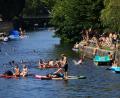 Bild: Christian Charisius/dpa
Die hohen Temperaturen werden auch am Sonntag viele Menschen ans Wasser ziehen.