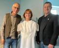 Bild: Dietmar Schaller
Das Brautkleid gibt es noch, da staunt auch Bürgermeister Dietmar Schaller (Rechts). Martin und Agnes Günter freuen sich über die Glückwünsche zur Goldenen Hochzeit.