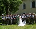 Bild: Lena Wiesnet
Die Musiker der Werkvolkkapelle Schlicht gratulierten, neben den beiden Vorständen Anja Bauer und Sabine Kredler, dem Brautpaar Nathalie und Philipp Kogelbauer auch musikalisch zur Hochzeit.