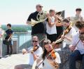Bild: Hirsch
Das Prager „Pintjo Prague international Orchestra“ spielte auf der Plattform der Steinberger Erlebnisholzkugel für die Flashmob-Teilnehmer "Die Moldau" von Smetana.
