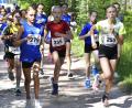 Bild: Hubert Ziegler
Die Schüler auf der Strecke über die 2000 Meter beim Hahnenkammlauf in Edelsfeld .