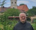 Bild: mas
Im Klostergarten St. Felix hat sich Bruder Czeslaw immer wohl gefühlt. Einen Birnbaum hat er aus dem Obstgarten seines Vaters in Polen mitgebracht und veredelt. Die Nadelbäume hat er ebenfalls selbst gepflanzt – sie dienen noch über Jahre als Vorrat für die alljährlich benötigten Christbäume.