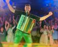 Bild: Marcel Benker
Nach dem Bieranstich am Donnerstag eröffnet Marcel Benker live das Rawetzer Volksfestl. Vier Tage lang herrscht dann Stimmung in der Rößlermühlstraße.