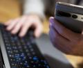 Symbolbild: Monika Skolimowska/dpa
Sie sind alltägliche Begleiter: Smartphones, Laptops oder E-Roller. Doch die Akkus können gefährlich werden. Immer wieder kommt es bei Ladevorgängen zu Bränden.