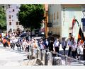Bild: Georg Dürr
Überall leuchtete das Orange der Kolpingsfamilie: Der Festzug am Marktplatz in Kastl.