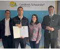 Bild: Laura Kohl/exb
Der neue Leiter der Psychosozialen Notfallversorgung im Landkreis Schwandorf: Markus Klein (Zweiter von links) erhielt die Ernennungsurkunde von Landrat Thomas Ebeling (rechts).