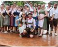 Bild: gru
Die Weißenberger Kirwapaare mit ihrem Oberkirwapaar Anna Grädler und Lenz Radl.