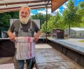 Bild: Stephan Huber
Ihn kennt praktisch jeder, der jemals schon beim Amberger Bergfest war. Peter Weigl, "Chef-Brater" der Metzgerei Hirsch Amberg zeigt, wie er sich mit einem Handtuch gegen die Hitze des Grills schützt.